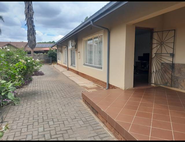 3 BEDROOM HOUSE FOR SALE IN RUSTENBURG CENTRAL